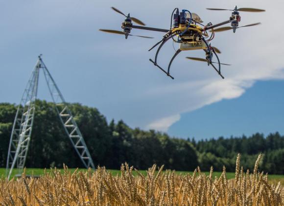 Dron equipado con una cámara sobre un campo de cultivo