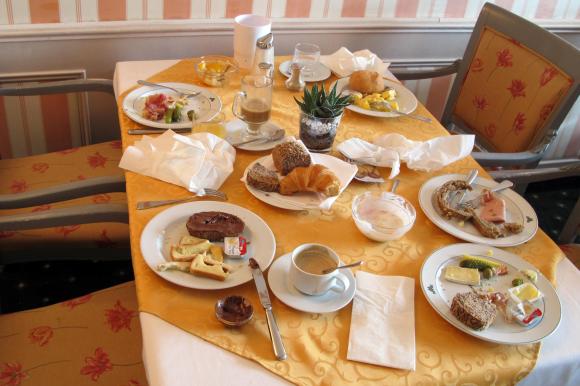 这是谁吃剩下的早餐？2015年Brigitte Heller女士在自己的酒店中拍下了这令她心痛的一幕。