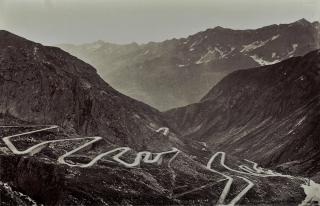 طريق متموج في وادي تريمولا الواقع على المنحدر الجنوبي لممر الغوتهارد: 1875- 1900.