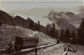 خط السكك الحديدية في جبل بيلاتوس. تم التقاط هذه الصورة حوالي عام 1890.
