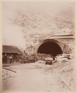مجموعة من العمال في مدخل نفق غوشينن (كانتون أوري)، 1880.
