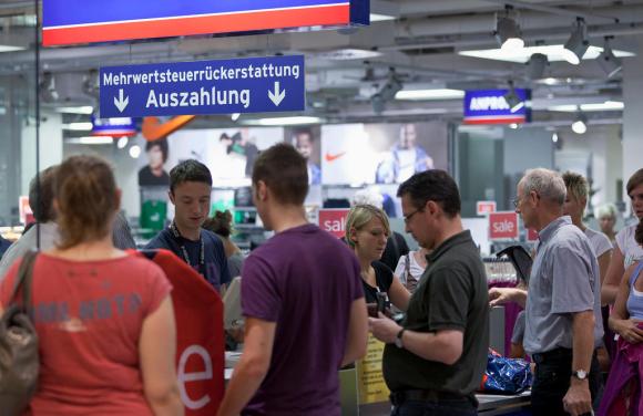 مستهلكون سويسريون يقفون في طوابير لتسديد مشترياتهم في محل تجاري ألماني قريب من الحدود مع سويسرا