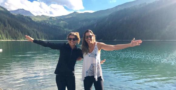 Larissa e Lili em frente um lago alpino