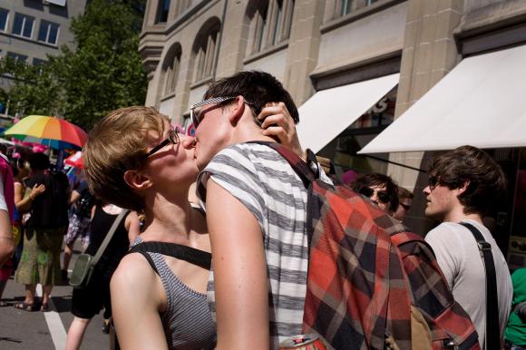 Dos mujeres se besan en la boca