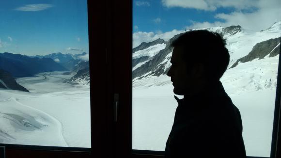 José olhando através da janela para o glaciar de Aletsch.