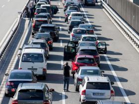 Das Warten Auf Die Ferien Im Stau Am Gotthard Swi Swissinfo Ch