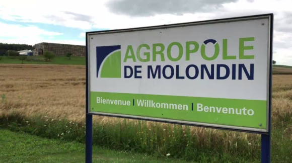 Ein Plakat mit de rAufschrift Agropole de Molondin, Bienvenue