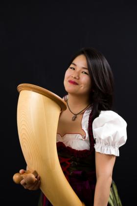 今ではスイスが好き 日本人女性がアルプホルン路上演奏 Swi Swissinfo Ch