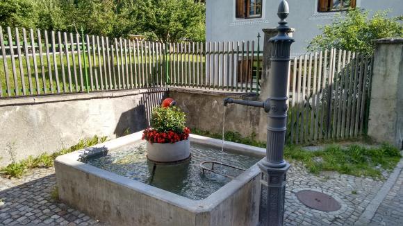 Fonte de água em Scuol, cantão dos Grisões