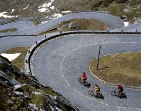 Velofahrer unterwegs auf der Kopfsteinpflasterstrasse am Gotthard