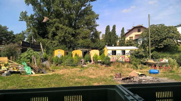 Colônia de anarquistas em Lausanne, onde os habitantes vivem em trailers sem pagar aluguel.