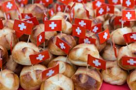 Pães decorados com a bandeira helvética para o Dia Nacional, em 1º de agosto.