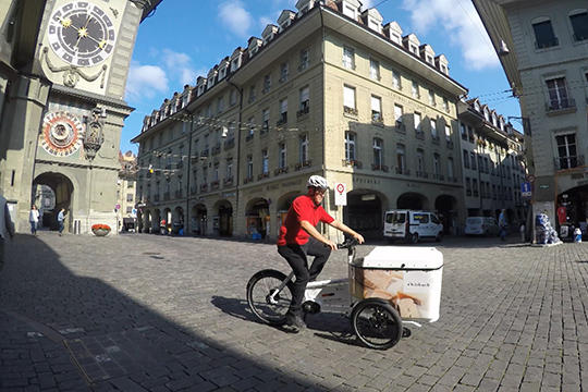Livraison de fromage en vélo-cargo dans la ville de Berne.