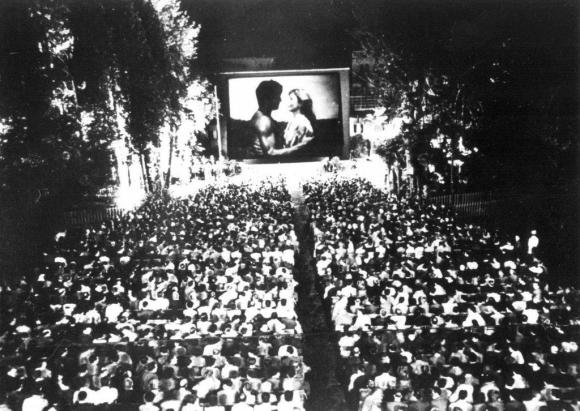 شاشة العرض العملاقة وجمهور الساحة الكبرى في مدينة لوكارنو