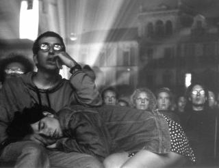 夜のピアッツァ・グランデで作品を鑑賞する観客たち