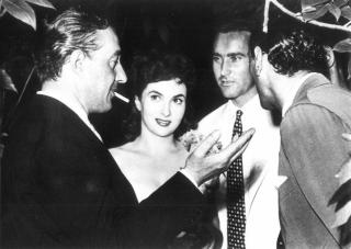 イタリアのスター、ビットリオ・デ・シーカ監督（写真左）と女優のジーナ・ロロブリジーダ（左から２人目）