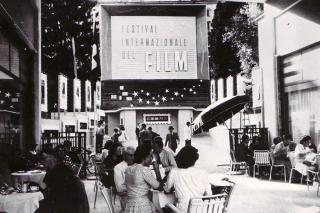 ロカルノ国際映画祭第１回が開かれたときのカフェのようす