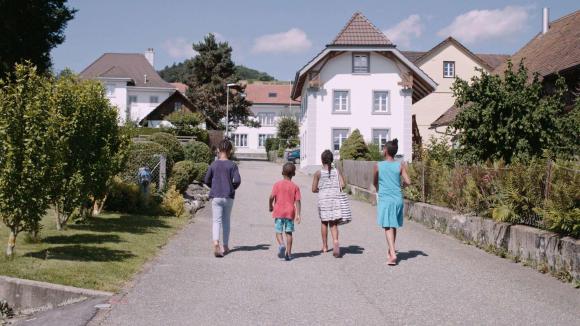 Flüchtlingskinder. Bild aus dem Dokumentarfilm Willkommen in der Schweiz,