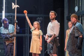 Aktoři na jevišti zkoušejí scénu s jablky ze hry Vilém Tell.