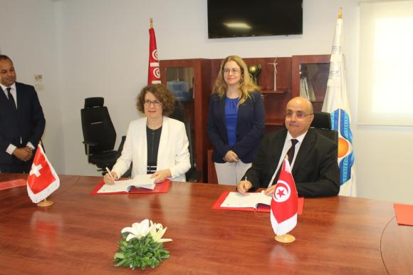 سفيرة سويسرا في تونس ووزيرة الطاقة التونسية والمدير العام لوكالة التحكم في الطاقة أثناء التوقيع على الإتفاقية
