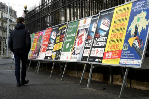 欧州連合（EU）からの移民を規制するよう訴える選挙ポスター