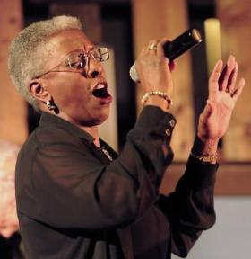 Bernita Bush sings Jazz into a microphone