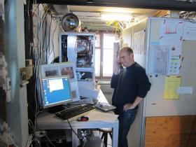 Scientist Stefan Reimann on the phone in his lab