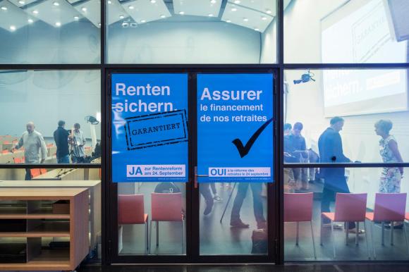Агитационные плакаты, выступающие за проект пенсионной реформы в Швейцарии.