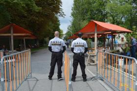 Zwei Sicherheitsmitarbeiter von DELTA Security von hinten
