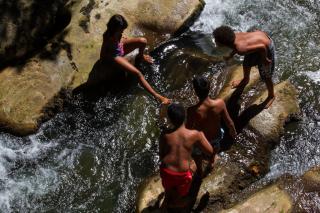 Quattro giovani giocano nel fiume