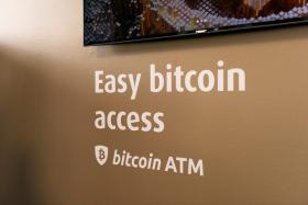 Un cajero automático con la indicación: fácil acceso a bitcoines
