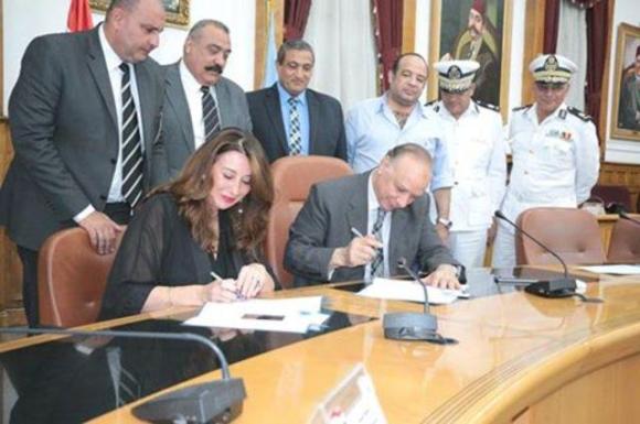 مسؤولون مصريون وسيدة من ألأمم المتحدة لدى التوقيع على بروتوكول اتفاق