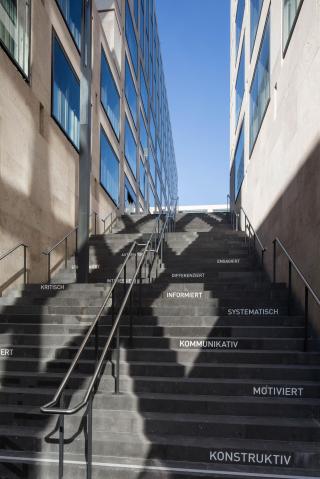 Treppe mit Eingang zur Hochschule