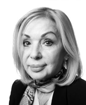 Eine Frau schaut ernst in die Kamera