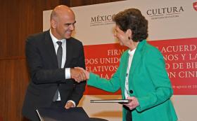 Alain Berset y la ministra mexicana de Cultura Cristina García Cepeda