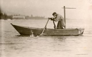 格朗松的老渔夫雅克-昂里·阿波泰洛(Jacques-Henri Apothéloz)在自己的小船“无倦号”上。奥古斯特·沃蒂耶-杜富尔用Telephot拍摄(1908年)。