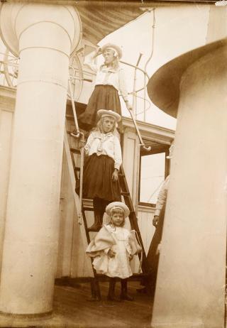奥古斯特·沃蒂耶-杜富尔的女儿们：乘坐蒸汽船的艾米琳、热尔梅娜和希尔达。奥古斯特·沃蒂耶-杜富尔可能用Telephot拍摄(约1910年)。
