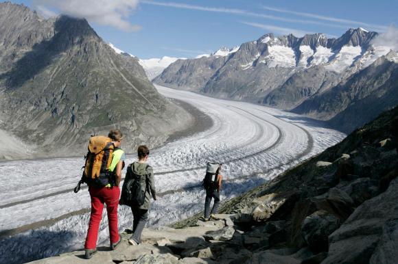 世界中から観光客が多く訪れるアレッチ氷河