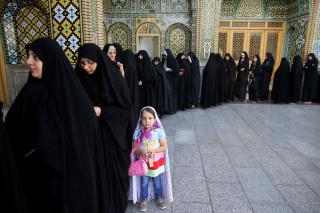Frauen im Iran stehen Schlange um ihre Stimme abzugeben.