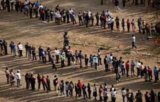 Menschen sthen Schlange in Knya um ihre Stimme zur Präsidentschaftswahl abzugeben.