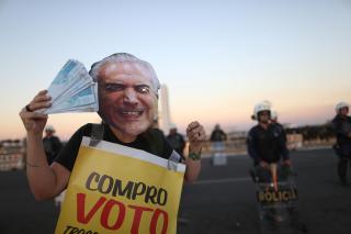 ブラジルのテメル大統領に対してデモ活動する人