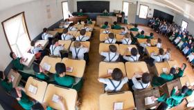 Amische Schulkinder singen Lieder in einem Klassenzimmer in Ohio