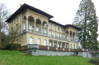 Grosse Villa mit vielen Fensterbögen