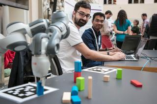 ２人の男性とロボット