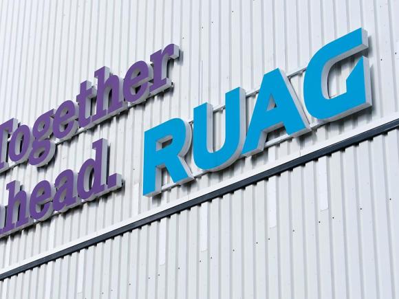 Fachada da Ruag com letreiros da empresa