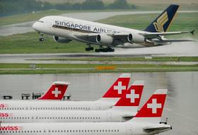 Airbus A380 der Singapore Airlines beim Start in Zürich