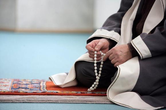 Ein betender Muslim
