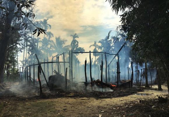 دخان يتصاعد من منزل محترق في قرية غاودو زارا في مقاطعة راخين شمال ميانمار بعد أن هجرها مسلمو الروهينغا