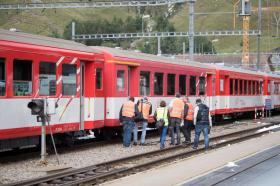 Inspección del tren luego del percance en la estación ferrovaria de Andermatt.