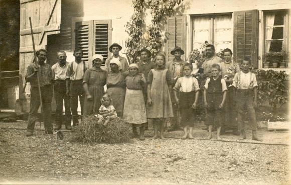 Historische Fotografie einer Bauernfamilie